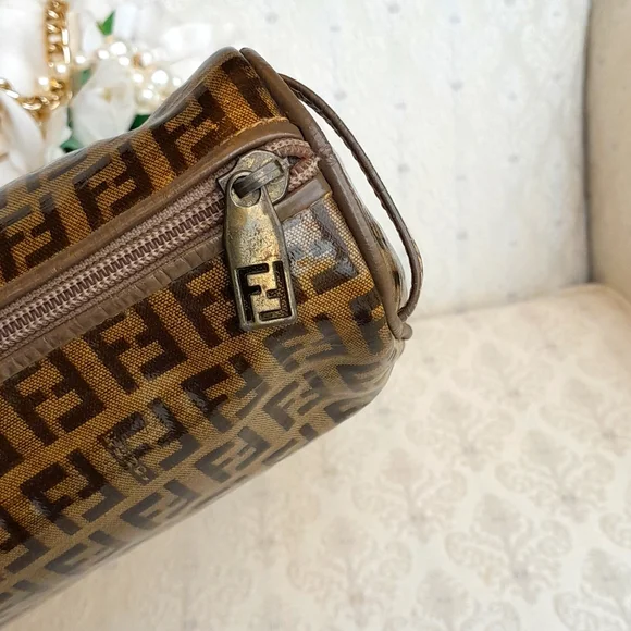 Fendi Cosmetic Vintage Medium Beauty Pouch! - Picture 6 of 9